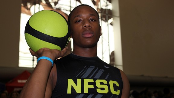 Mobile Nike Football SPARQ Combine Gallery - ESPN