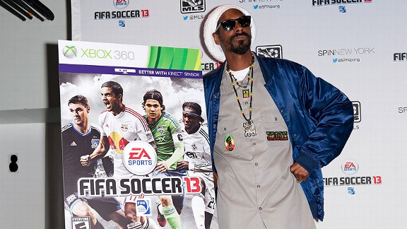 Who is Snoop Dogg favorite football team?