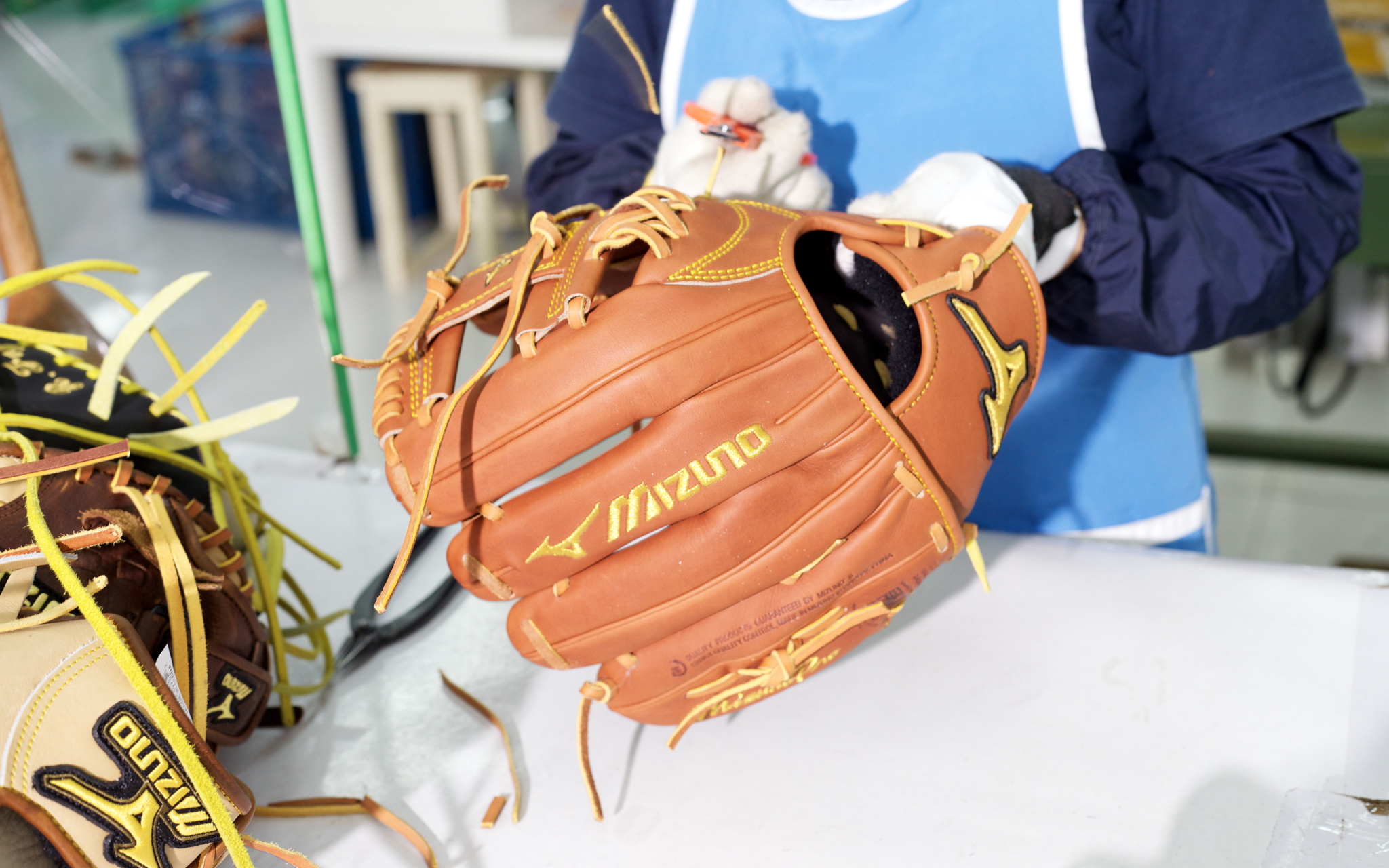 mizuno-baseball-glove-factory-how-it-s-made-baseball-gloves-espn