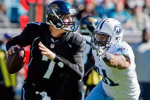 Gabbert keeps Titans' playoff hopes alive