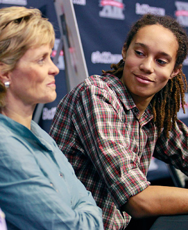 Dawn Staley fights for Brittney Griner, with her words and her wardrobe