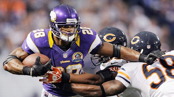 Chicago Bears' Adrian Peterson (29) celebrates after scoring a touchdown  against the New York Jets in Champaign, Ill., Sunday, Dec. 15, 2002. The  Bears defeated the Jets 20-13. (AP Photo/Seth Perlman Stock Photo - Alamy