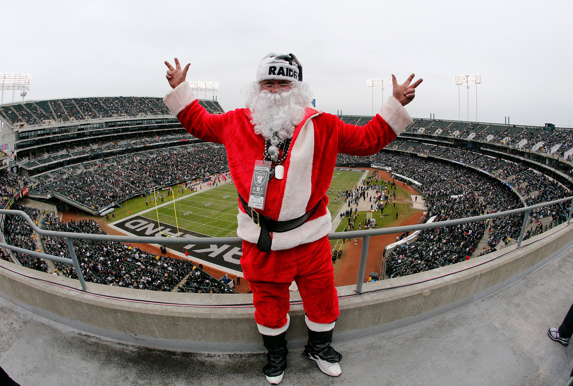 Santa Raids Oakland - Photos of the Day (Christmas 2012) - ESPN