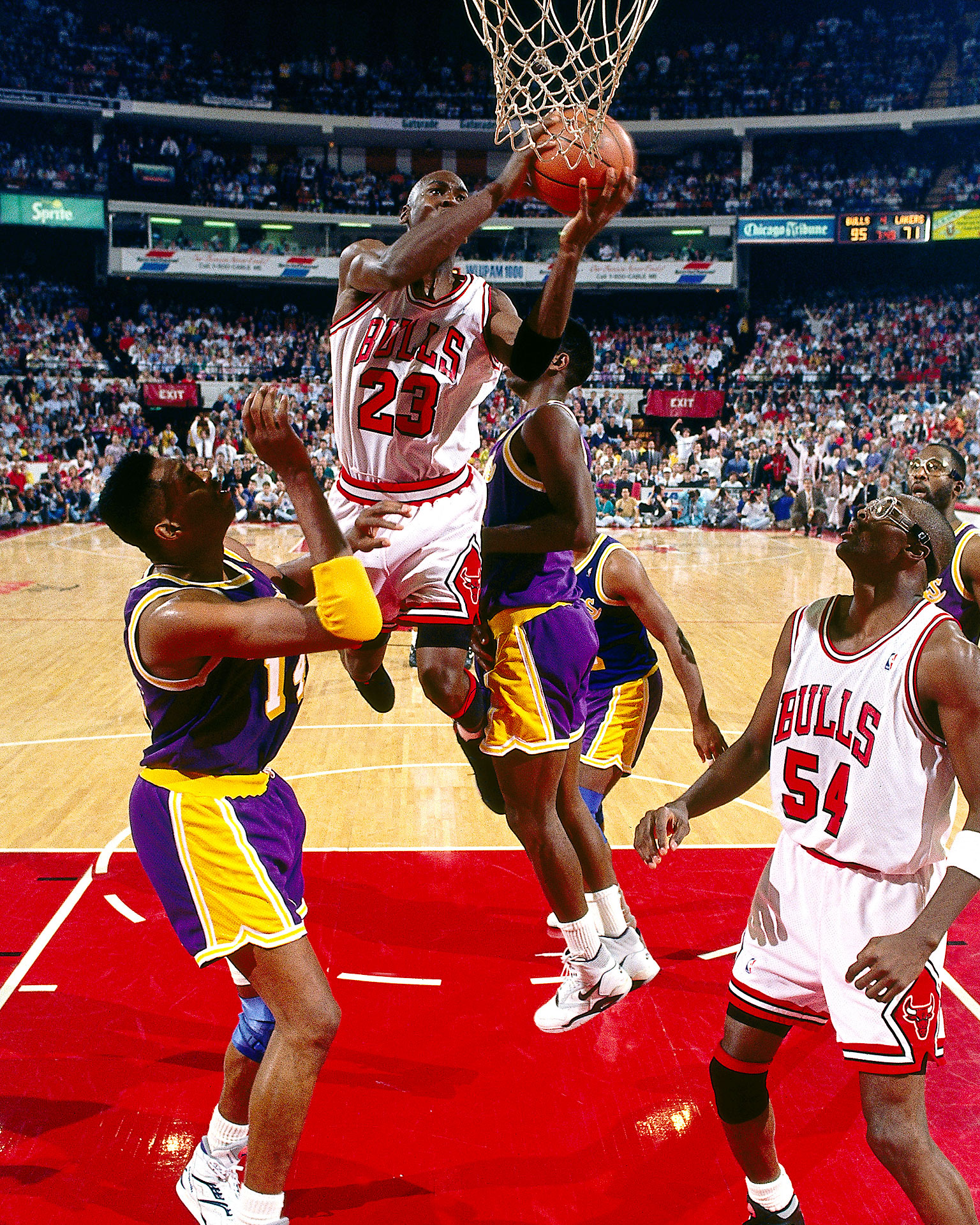 🎥: Michael Jordan scores 33 points on 83% shooting and dishes out