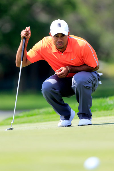 Tiger Woods' putting falls off but he's still in the hunt -- golf