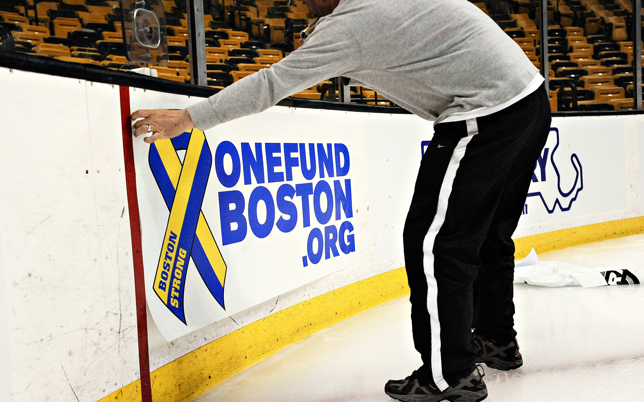 Boston honors bombing victims at Bruins game - ESPN