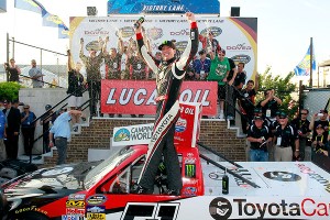 Kyle Busch pulls away to win Truck Series race at Dover