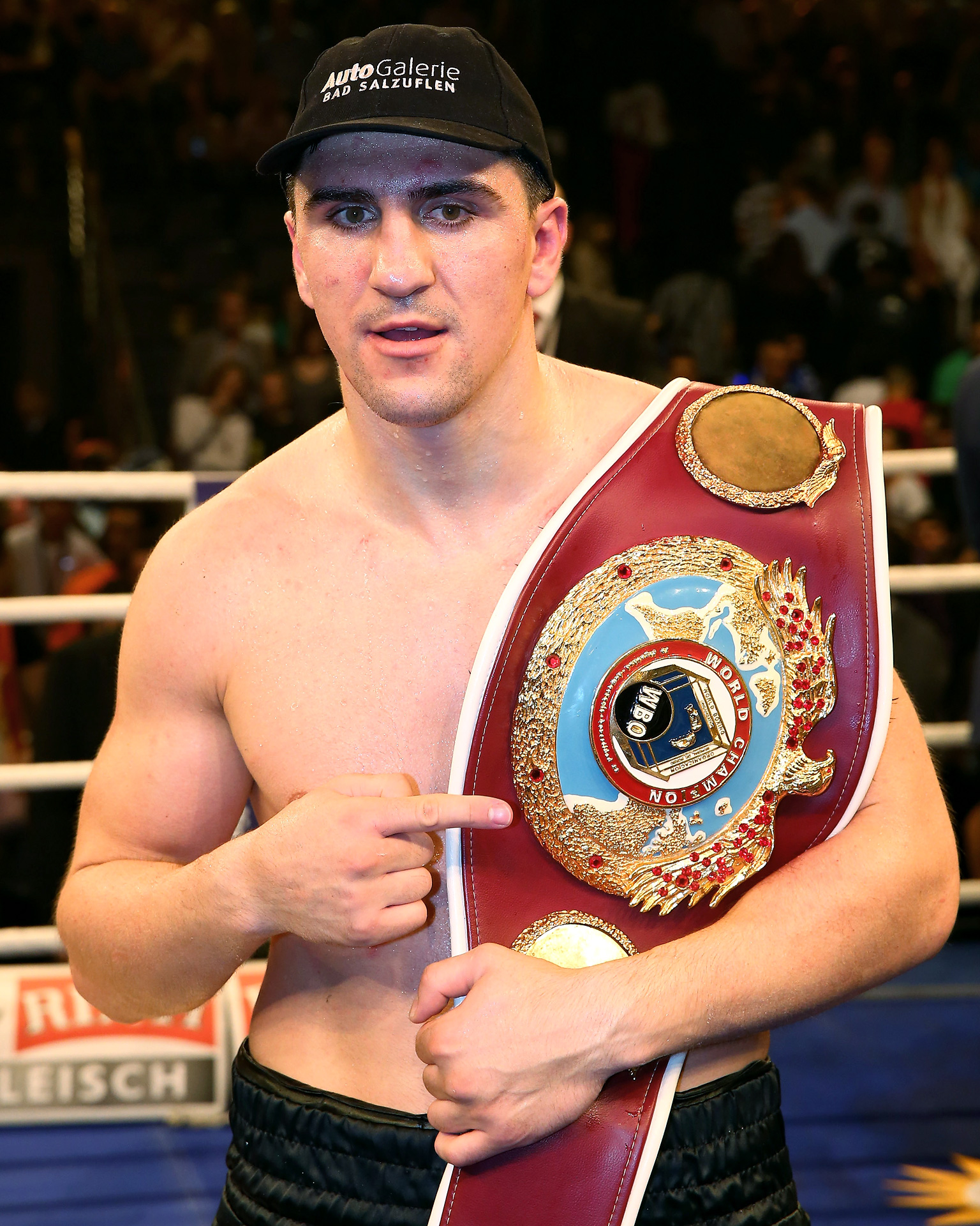 Марко хук. Marco Huck. Боксер хук. Usyk Marco Huck.