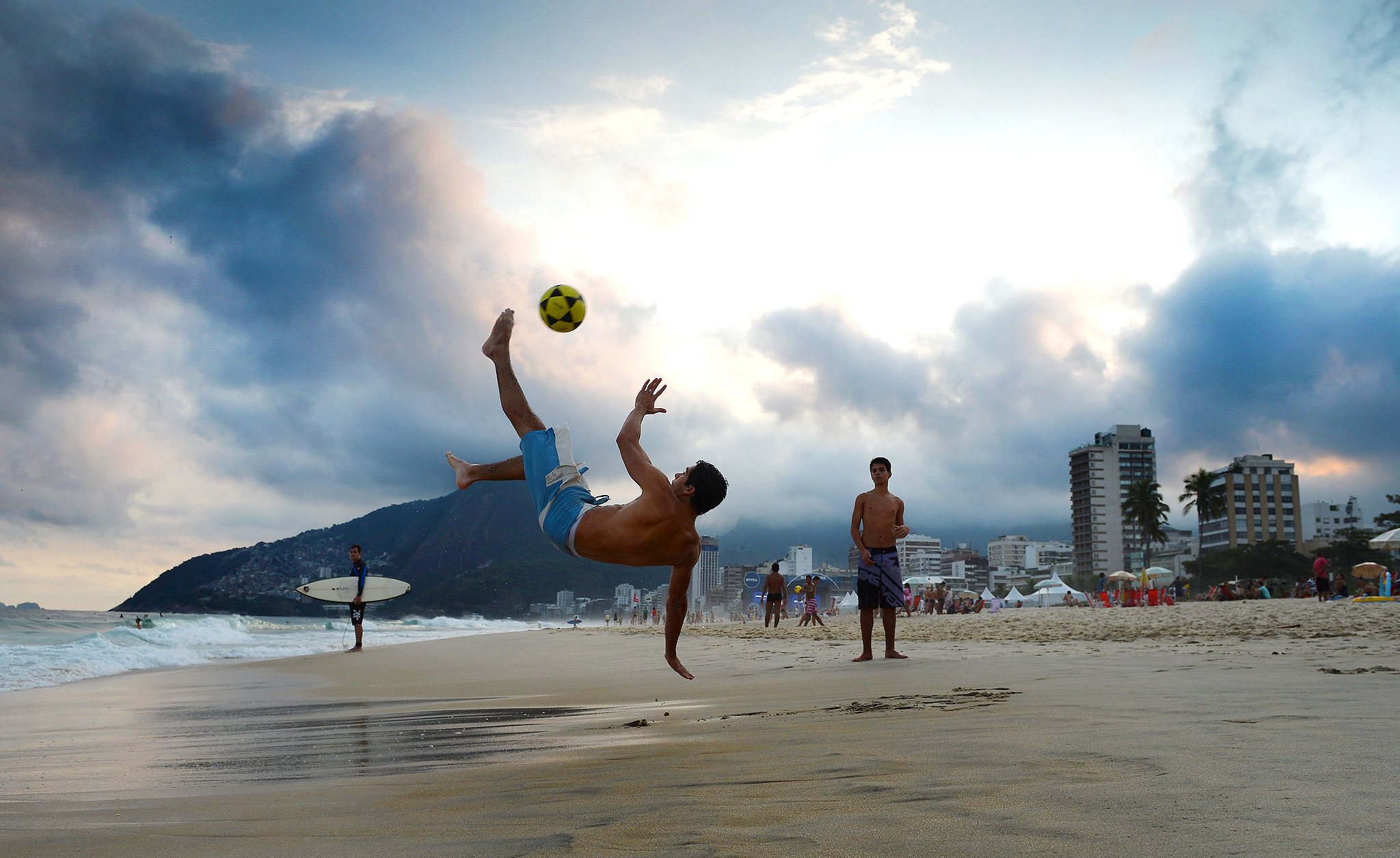Футбол на пляже Бразилия