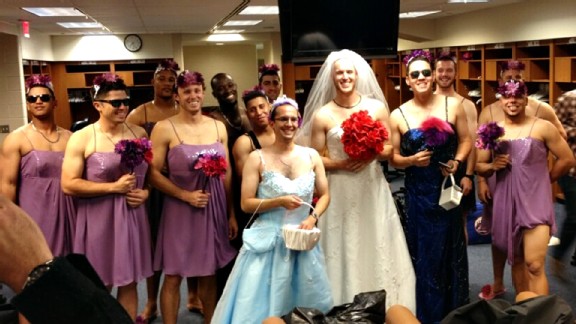 X 上的NY Mets News：「Rookie hazing – Zack Wheeler is the bride!: Here's our  bride!  New York  #mets  #baseball」 / X