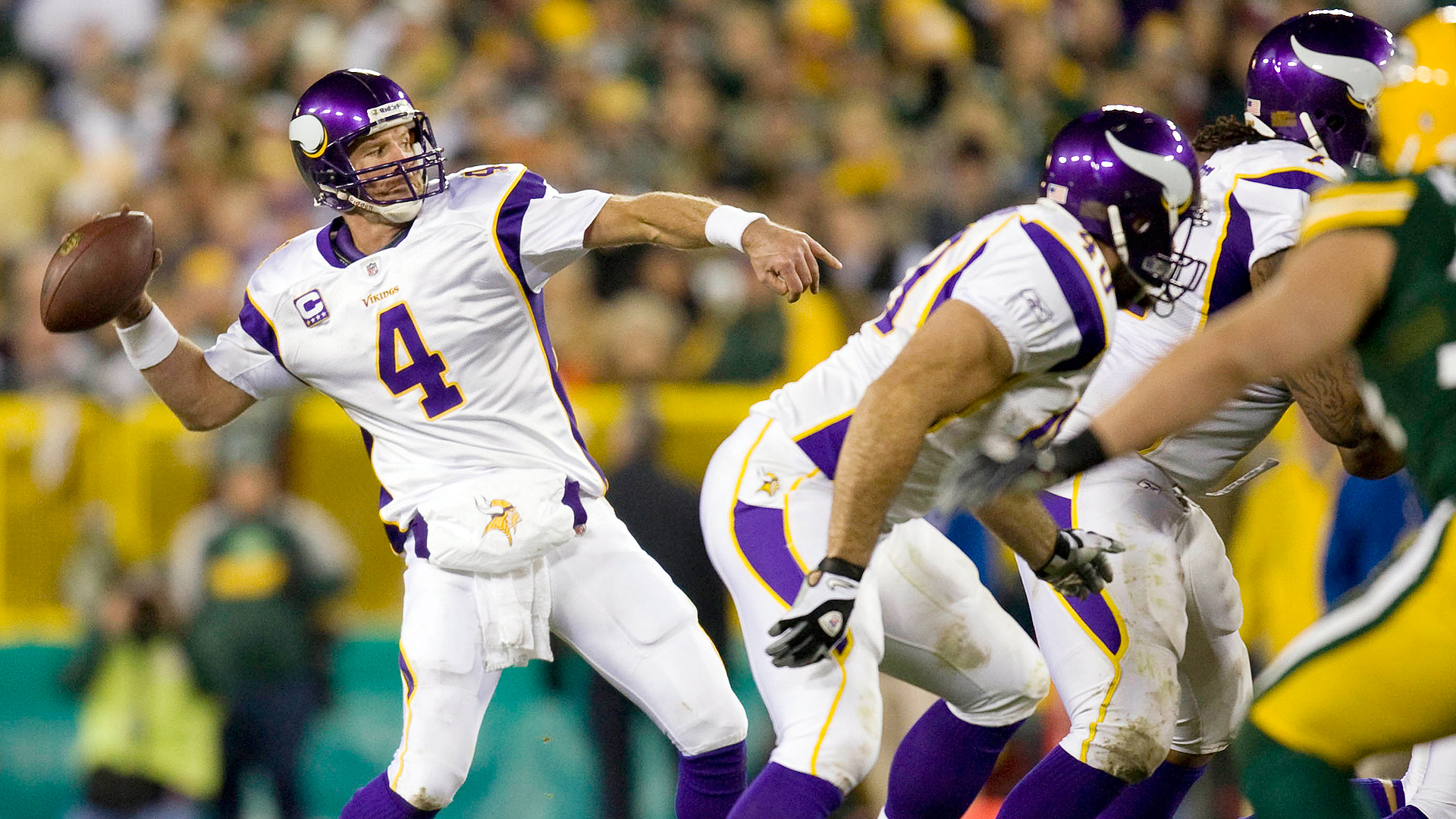 Vikings pondering Favre's future