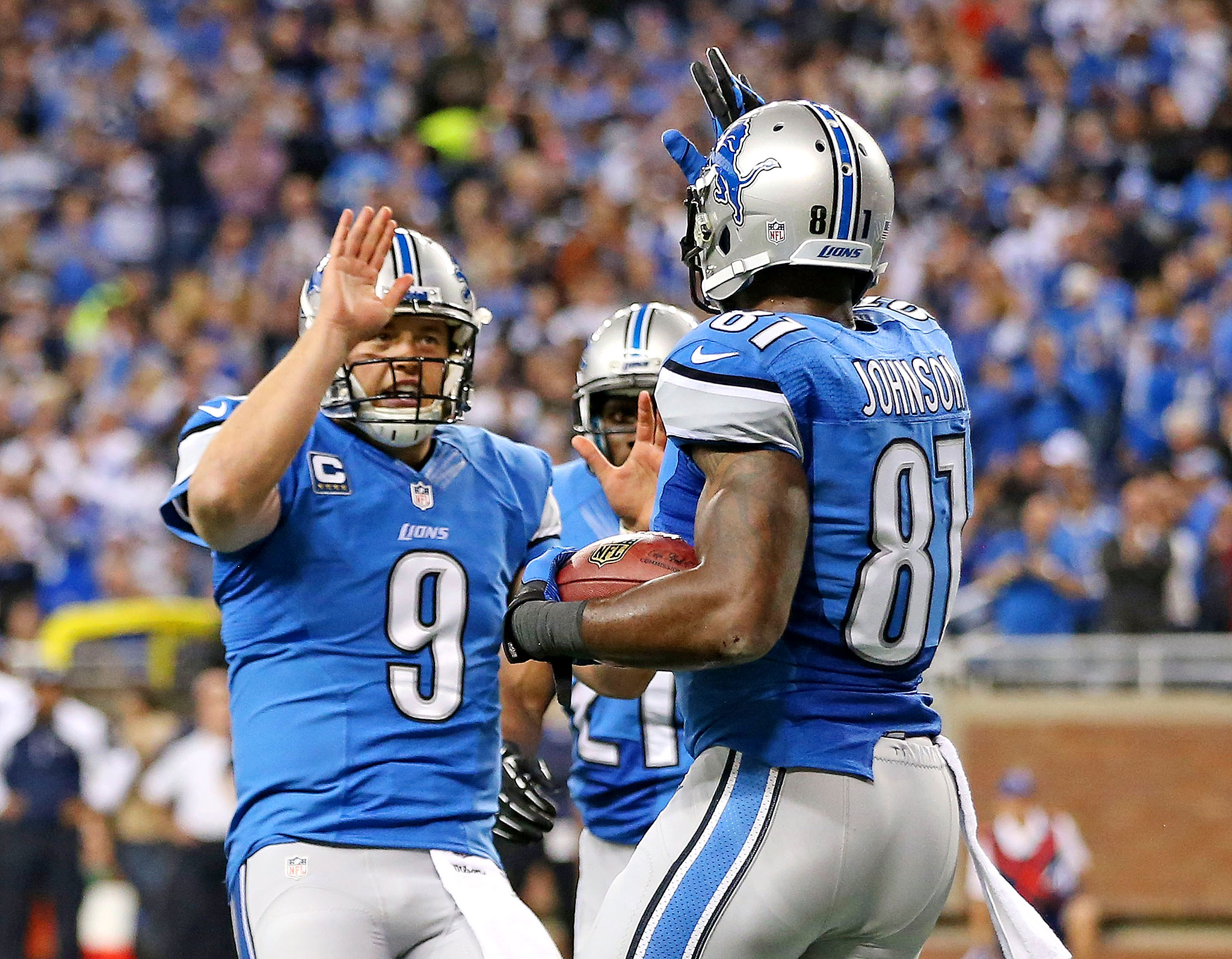 Detroit Lions' Calvin Johnson blown up, has helmet knocked off (GIF)