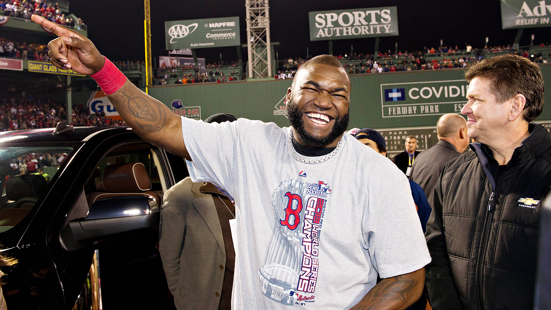 Sox' David Ortiz, Shane Victorino shave beards for charity