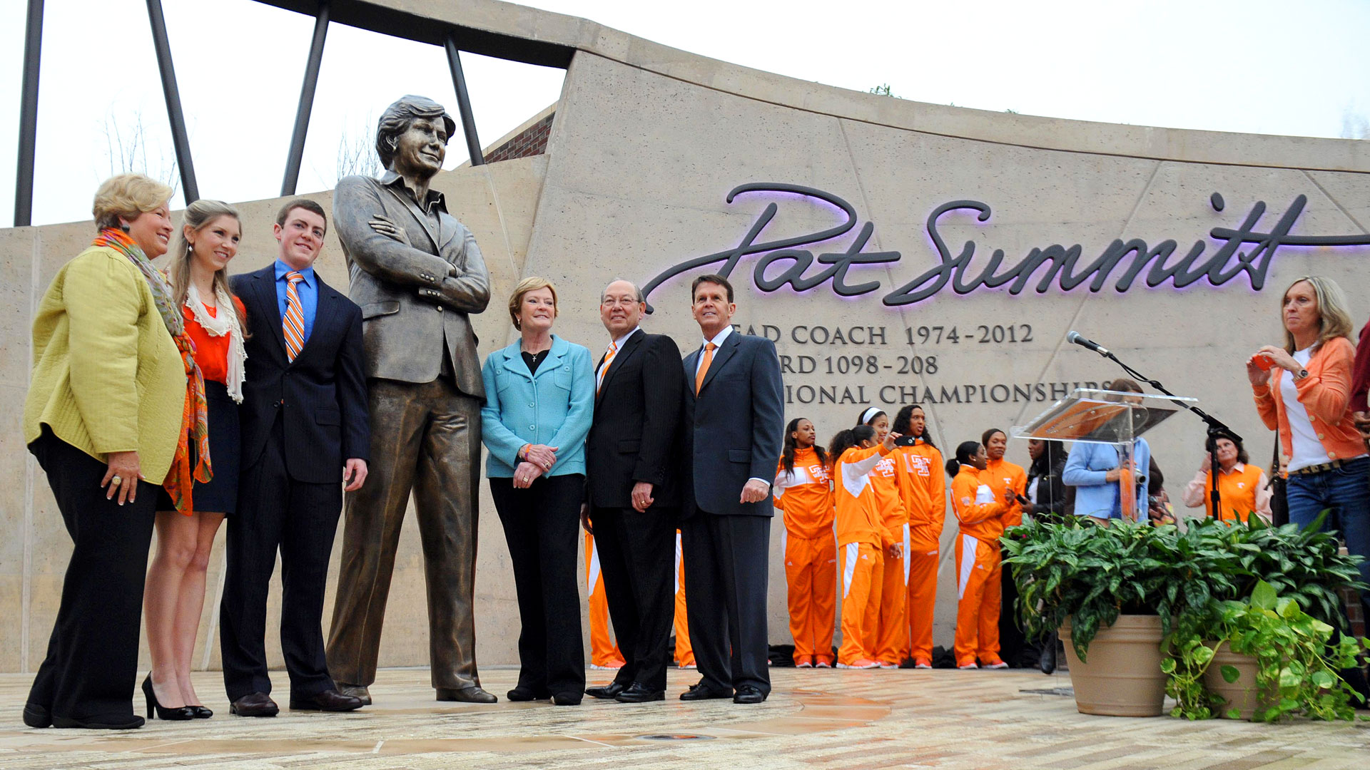 Tennessee unveils campus statue honoring Pat Summitt - ESPN