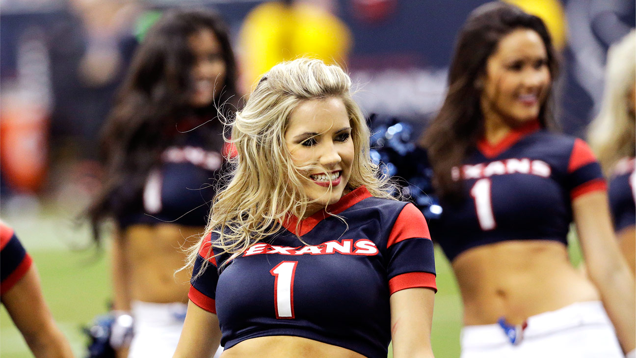 383 Nfl Christmas Cheerleaders Stock Photos, High-Res Pictures, and Images  - Getty Images