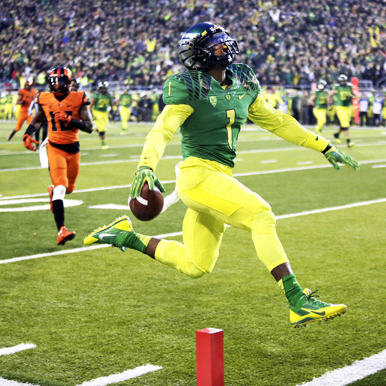 Eugene, OR, USA. 29th Nov, 2013. November 29 2013: Oregon State Beavers  wide receiver Brandin Cooks (7) carries for yardage during the 2013 Oregon  Civil War between the Oregon State Beavers and