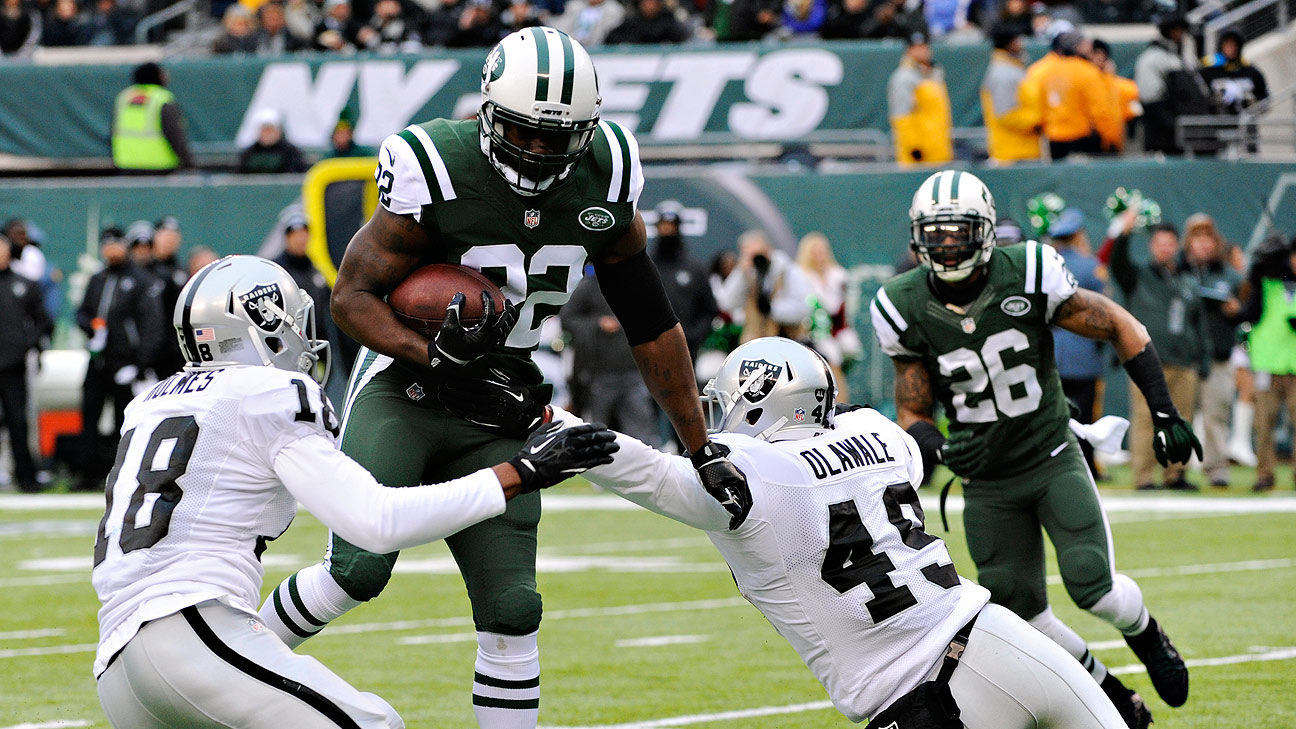 EAST RUTHERFORD, NJ - NOVEMBER 14: Jets #34 LaMont Jordan throws an  interception into the endzone. The ball is picked up and run by #20 Ed Reed  during the New York Jets