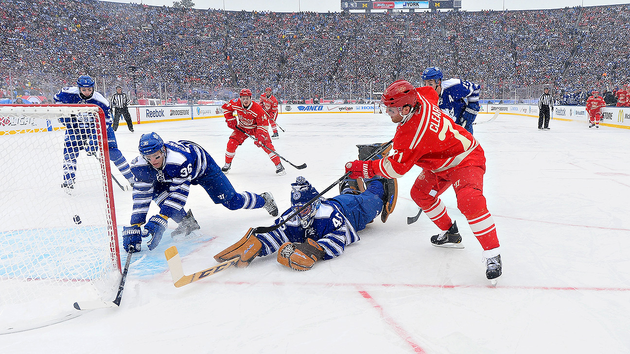 Red Wings beat Hawks at Winter Classic