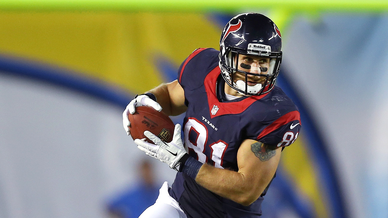 Houston Texans tight end Owen Daniels (81) takes a pass and turns it up  field. The Texans defeated the Forty-Niners 24 - 21 at Reliant Stadium in  Houston Texas. (Credit Image: ©