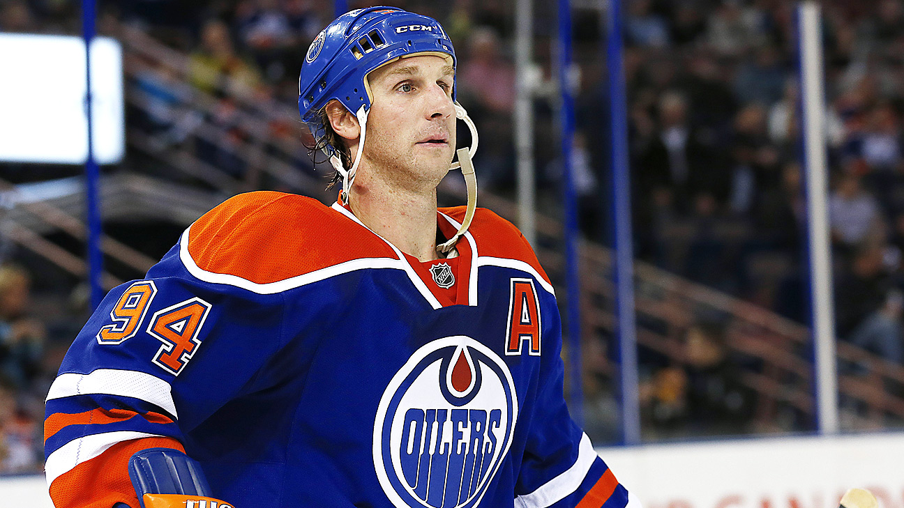 Former Oilers player Ryan Smyth takes flying elbow to head during senior  hockey playoff game