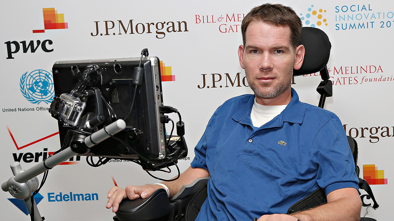 Former Cougars player Steve Gleason wins Halas Award