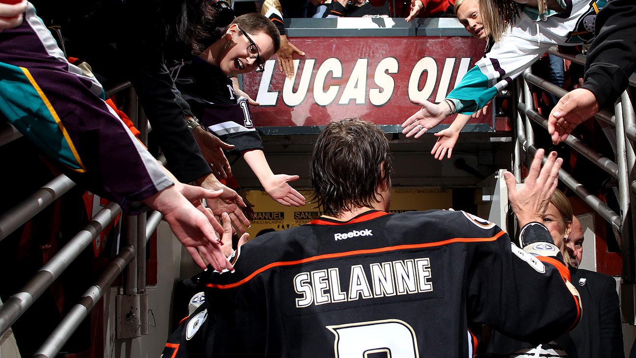 Teemu Selanne will have place with Ducks next season, says GM 