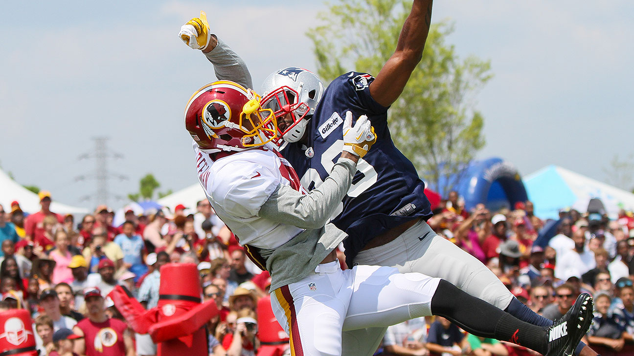 Washington Redskins Stephen Bowen celebrates with Barry Cofield