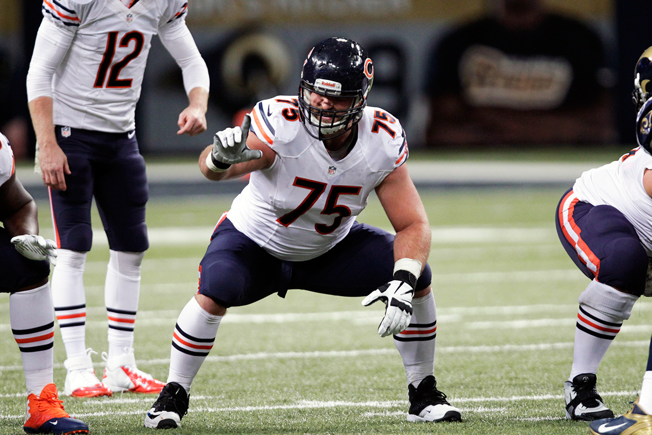 Chicago Bears offensive guard Kyle Long (75) lines up against the New York  Jets during an