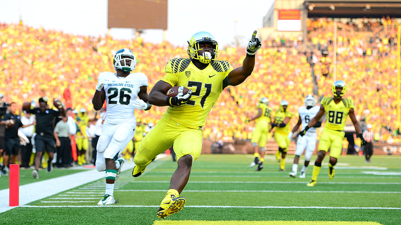 Oregon Football - Royce Freeman's 26 yard pass complete to Marcus