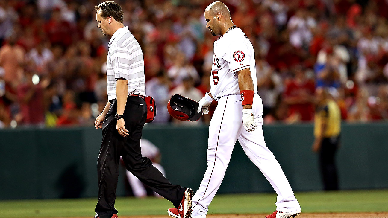 Albert Pujols leaves game with left hamstring cramp 