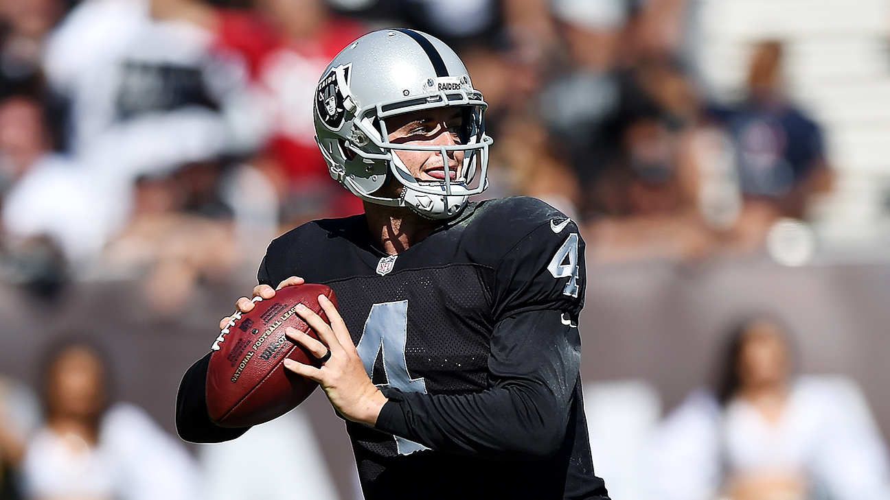 Oakland Raiders' Derek Carr knows risks of playing with ailing