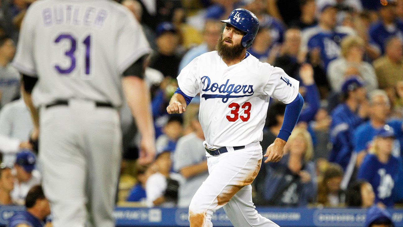 Dodgers outfielder Scott Van Slyke suffers whiplash in taxi