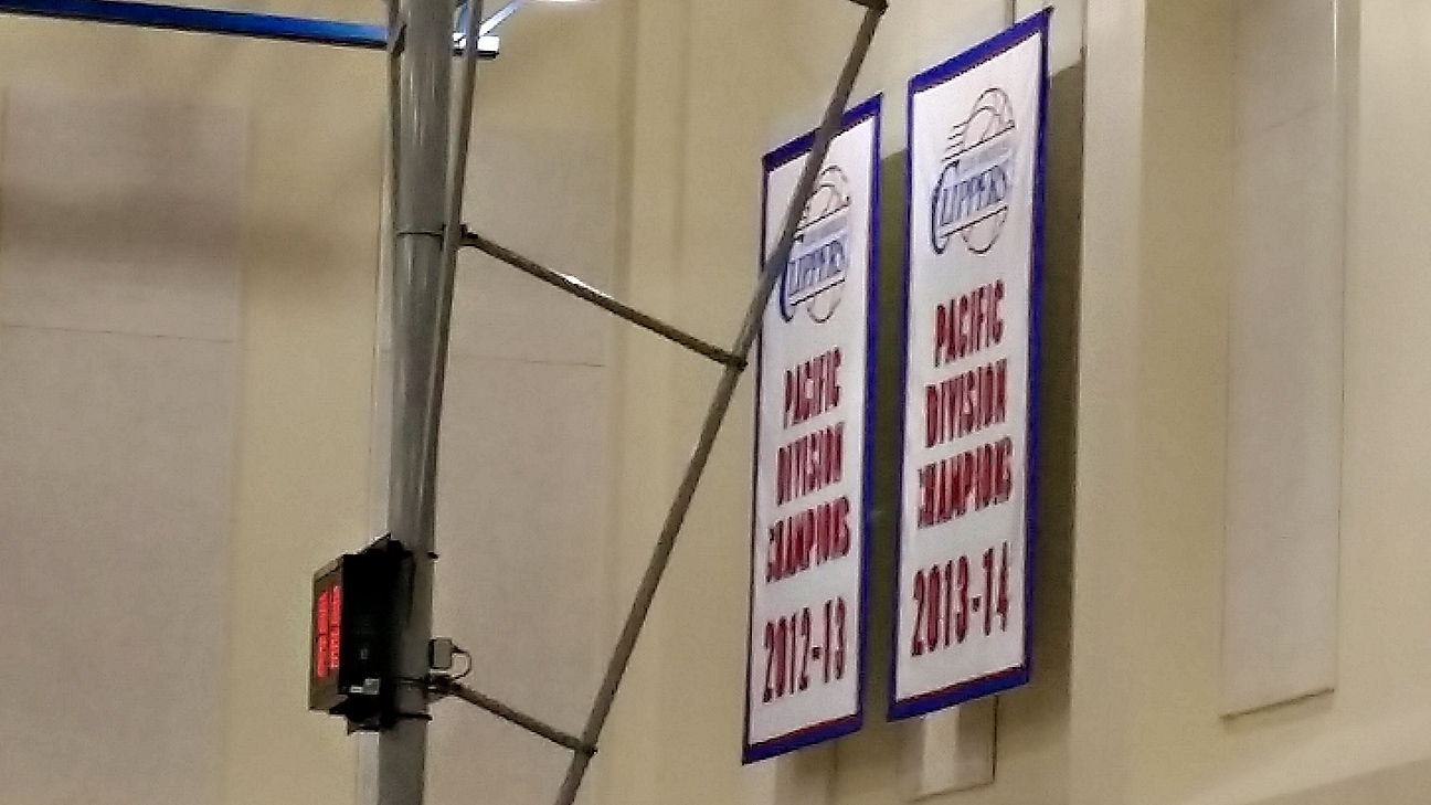 staples center lakers championship banners