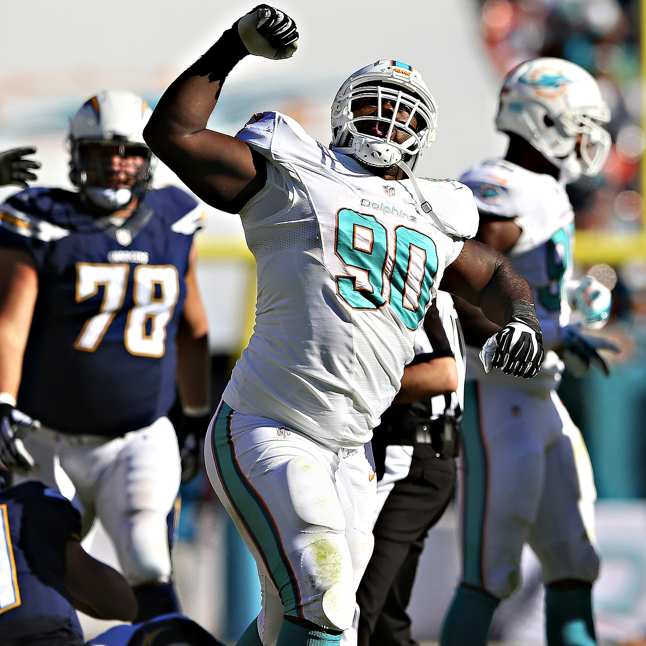 Tannehill leads Dolphins past Chargers 37-0