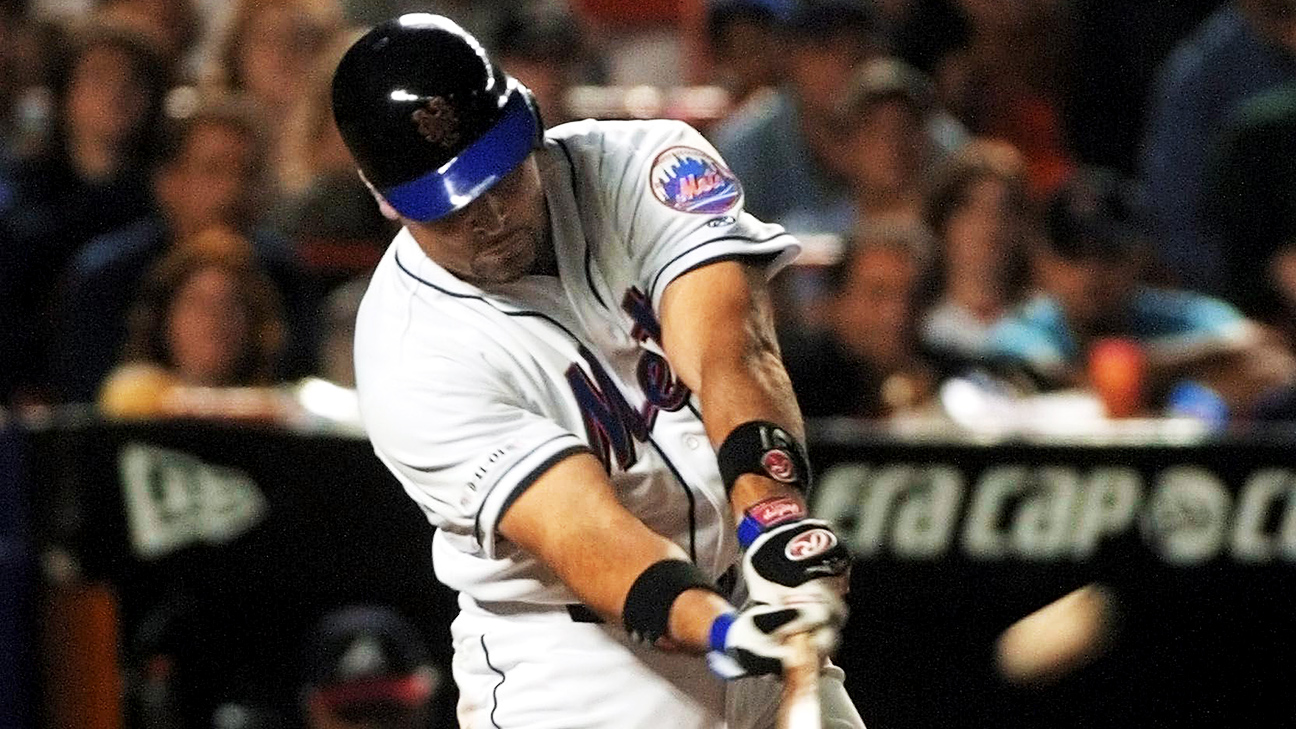 Mike Piazza hits his 400th career home run