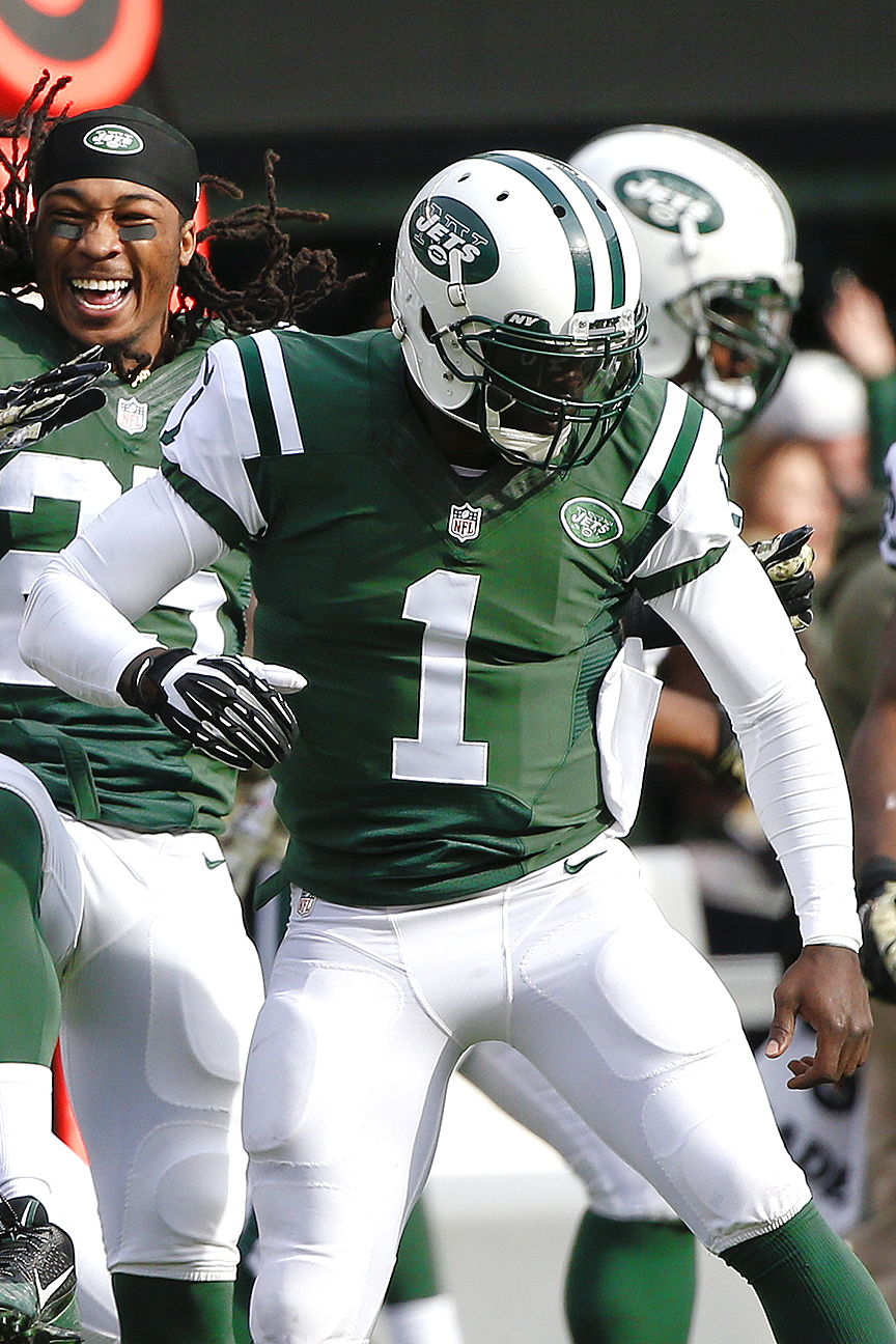 New York Jets Michael Vick scrambles for a gain of 18 yards in the third  quarter against the Pittsburgh Steelers in week 10 of the NFL season at  MetLife Stadium in East