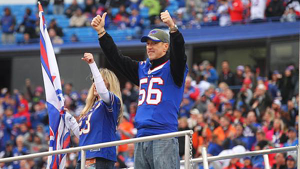 Jim Kelly pays tribute to Darryl Talley by wearing No. 56 jersey in pregame  ceremonies