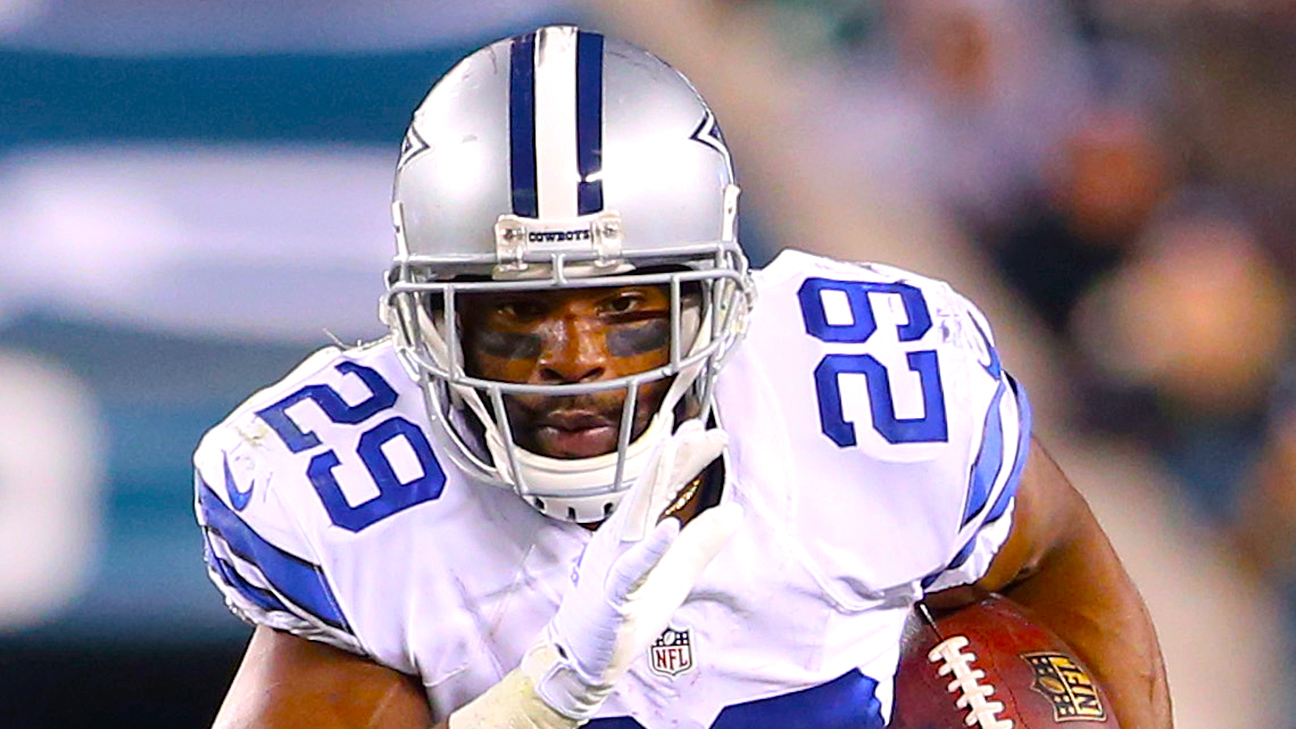 Dallas Cowboys Tony Romo hands the ball off to DeMarco Murray in