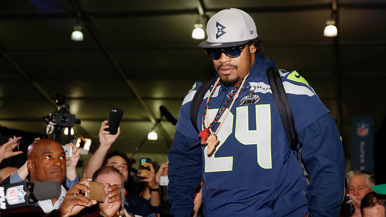 Marshawn Lynch Of Seattle Seahawks Offers Statement To Media But Still Doesn T Answer Questions