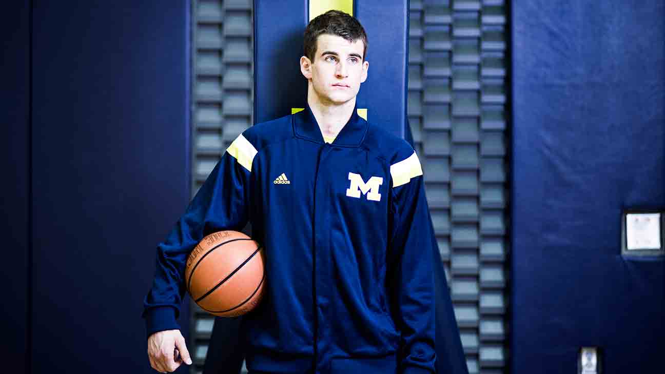 Michigan basketball played in practice uniforms after its plane skidded off  the end of the runway 