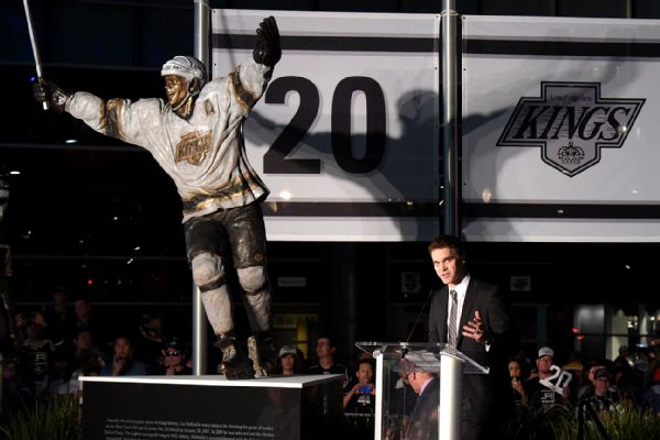 Rob Blake, Luc Robitaille introduced in new roles for Los Angeles