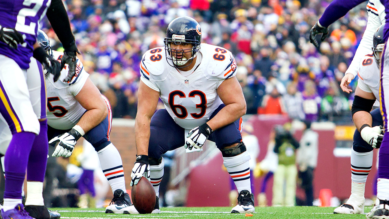 Chicago Bears offensive guard Roberto Garza (63) stretches during the Bears  training camp practice at Olivet Nazarene University in Bourbonnais, IL.  (Credit Image: © John Rowland/Southcreek Global/ZUMApress.com Stock Photo -  Alamy