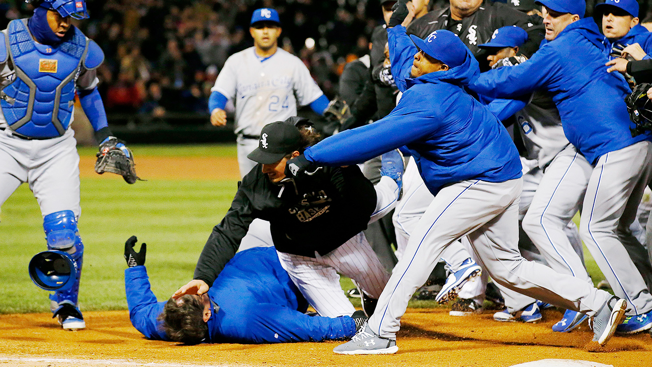 Yordano Ventura's mother throws first pitch for Royals (video