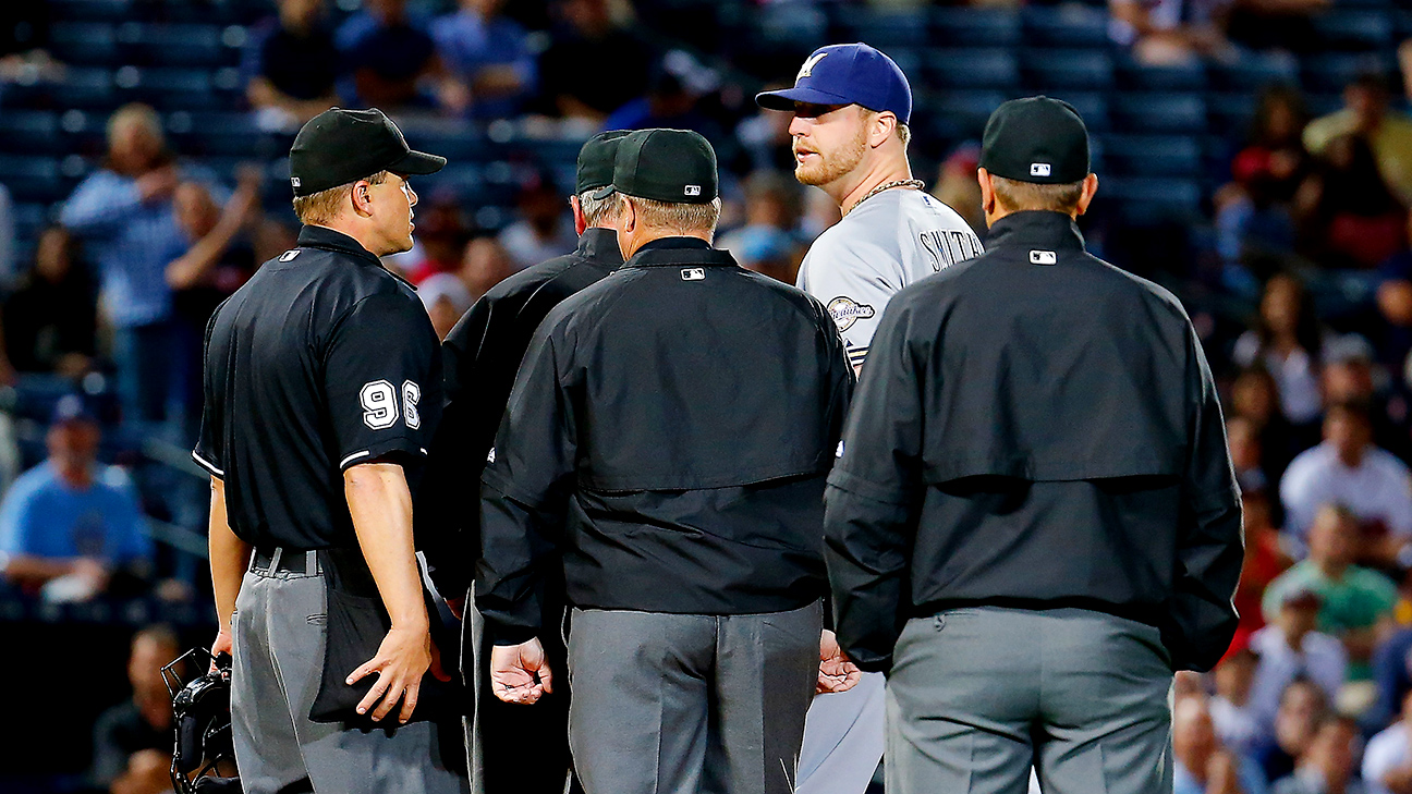 Brewers: Relief pitcher Will Smith tears LCL while taking off his shoe