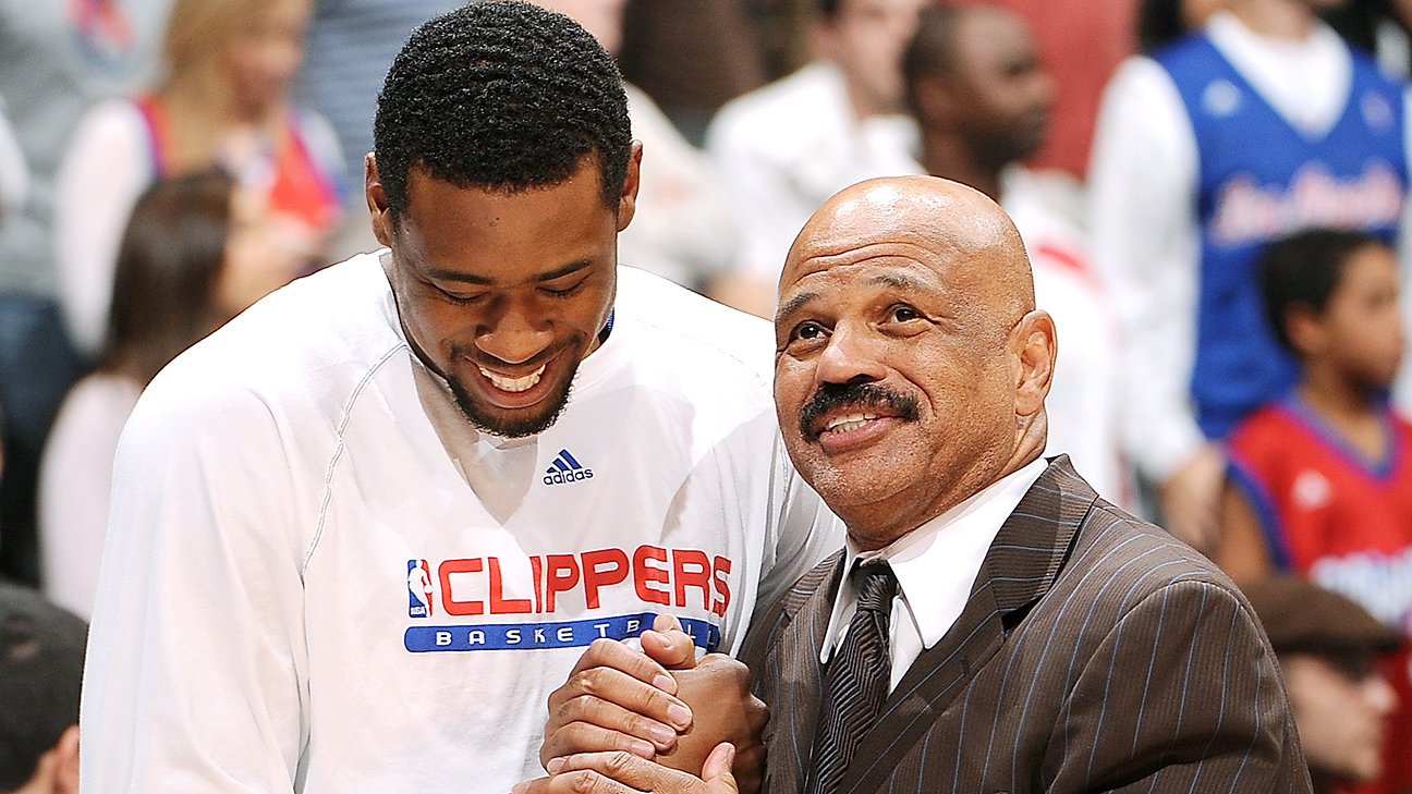 Baron Davis smiles in a Clipper white home jersey 2010 - Clippers