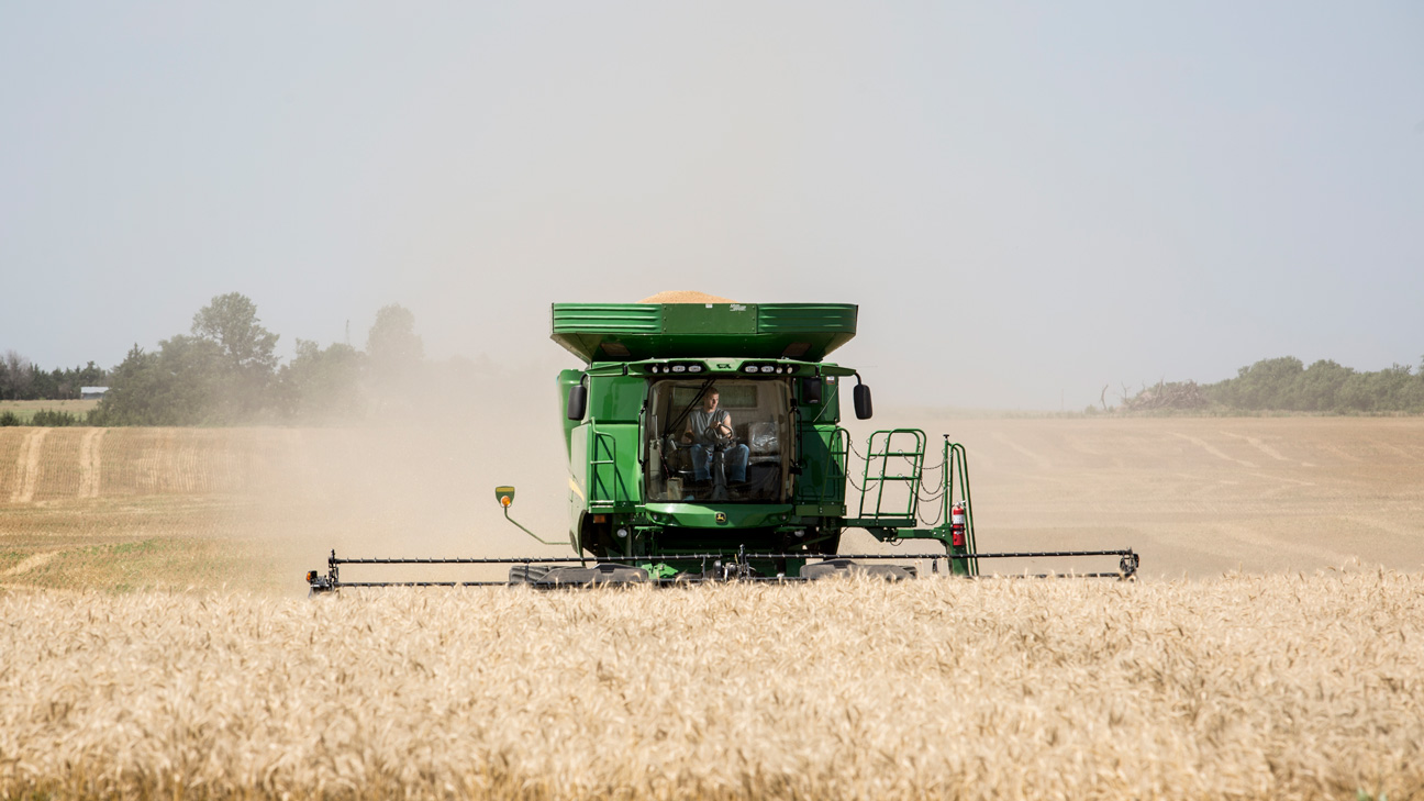 Jordy Nelson Spends His Off-Season Working On The Family Farm