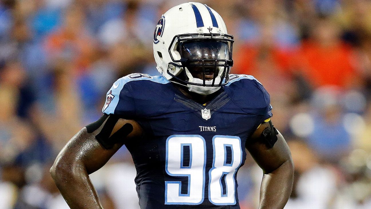 Tennessee Titans linebacker Brian Orakpo (98) and Miami Dolphins