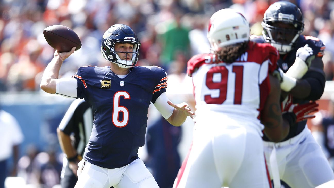 Martellus Bennett talks with Bears Kyle Long before the start of New  News Photo - Getty Images