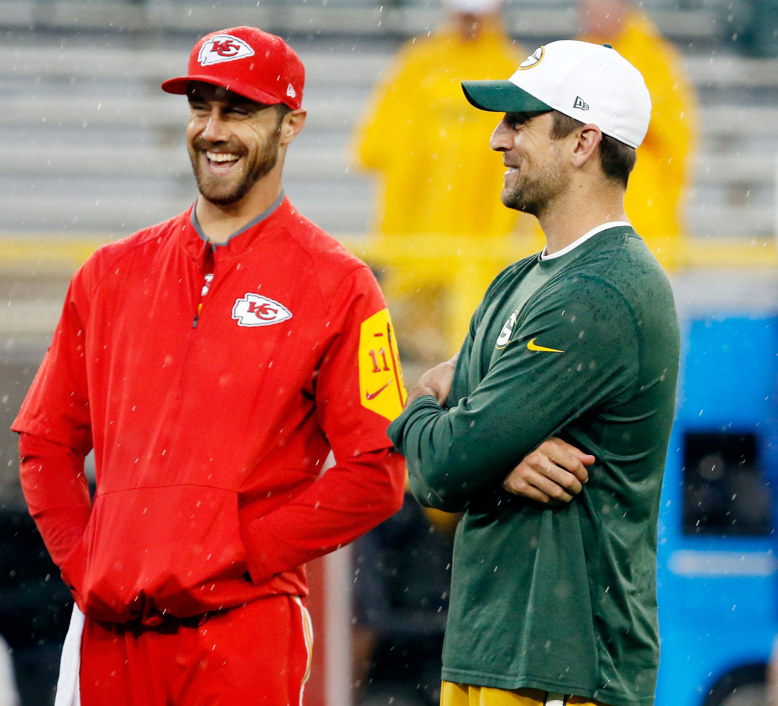 A friendly chat - Photos: Packers vs. Chiefs - ESPN