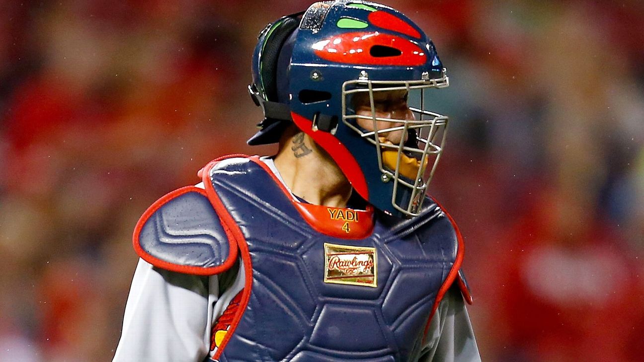 Yadier Molina surpasses Bob Boone among catchers with eighth Gold